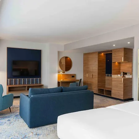 Wyndham Old Town Hotel 4*